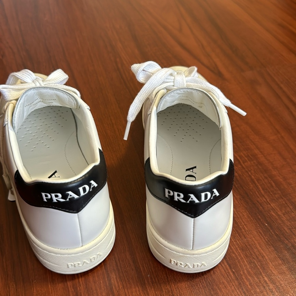 Prada sneakers very good condition.